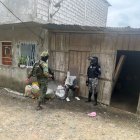 El momento de la detención de un hombre en Esmeraldas.