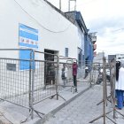 Algunos familiares esperaban noticias de los reos afuera del Centro de Detención Provisional de El Inca