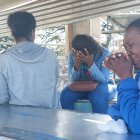 A Maribel Caicedo (chaqueta jean)  le avisaron por teléfono que su hijo era uno de los muertos.