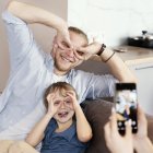 Muéstrale la foto a tu hijo y pregúntale si le gustaría que sea publicada.