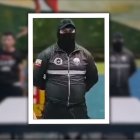 En el vídeo del 'mensaje al país' de parte de Fito, aparece un hombre con chaleco de Inteligencia, de la Policía Nacional del Ecuador.