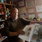 Fernando Gómez muestra las publicaciones del caso que tuvo en la expectativa a todo el país.