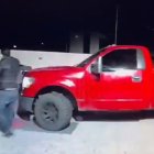 Los vehículos llegan y empiezan a cercar a la víctima.