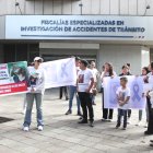 Los parientes de dos fallecidos en el accidente hicieron un plantón afuera de la Fiscalía de Tránsito en Quito.