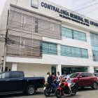 Al pie del edificio, los familiares están a la espera de noticias de sus desaparecidos.