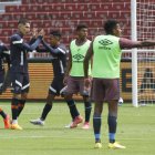 Compañeros celebran con Paolo Guerrero.