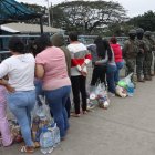 Familiares esperan a que los dejen ingresar con víveres para sus reos.