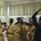 La psicóloga Najah Zouein en una charla interactiva con alumnos de la ANG sobre el manejo de sus emociones.