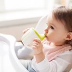 Busca vasos u otros accesorios que llamen la atención del pequeño.