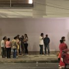 Los familiares de los funcionarios aguardaban noticias en el exterior de la dependencia de Babahoyo.