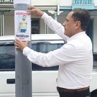 Robén Aponte coloca afiches por las calles y solicita apoyo para localizar a su sobrino David Solano.