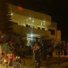 En un departamento de este inmueble hallaron a la pareja sangrante.