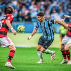Luis Suárez (c), con Gremio.