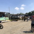 Unos vecinos le pusieron un cartón encima del cadáver hasta que la policía haga el procedimiento.