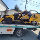 Destrozado quedó el taxi en que viajaban padre e hijo.