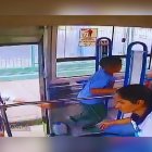 El menor de edad fue captado por el sistema de vigilancia del bus de transporte público.