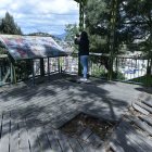 El mirador luce destruido y el panel de información turística está grafiteado.