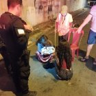 La bebé fue auxiliada por una familia. La envolvieron en sábanas para abrigarla.