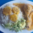 Este plato lo puedes acompañar con ensalada y patacones.