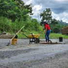 Con lluvia o fuerte sol, con polvo o lodo, Mery Cortez  trabaja porque sabe que sin su sacrificio su familia no lograría tener un bocado de comida.