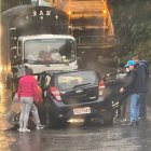 Un auto y un camión chocaron en la vía Baños-Puyo.