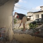 En horas de la tarde, los obreros seguían sacando escombros para reparar la pared dañada.