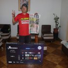 El primer ganador a nivel nacional mostró contento su premio y el ejemplar con el que jugó y se hizo acreedor al televisor.