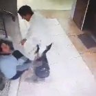 En esta escena se ve al edil forcejear con una mujer, quien termina en el piso.