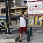 Un hombre sacó su ‘pinta’ playera para poder soportar el clima del Puerto Principal.