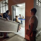 En la morgue del hospital, familiares del fallecido estaban consternados por lo acontecido.