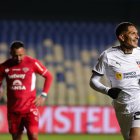 El Depredador Guerrero (d) y su celebración de su primer gol oficial como albo. Espera que sea el inicio de una buena racha.