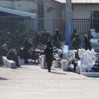 Los artículos prohibidos eran fuertemente custodiados por policías y militares.