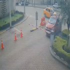 En esta escena se ve al motorizado esperando que lo dejen entran a la urbanización. En el taxi habrían llegado los sicarios.