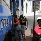 Por su seguridad y las de sus pasajeros, los conductores de buses prefieren evitar a personas sospechosas.