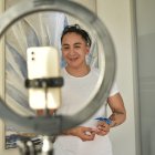 Sebastián realiza su contenido en el mismo consultorio donde  atiende a sus pacientes.