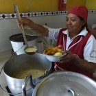 Doña Miriam atiende en su puesto del mercado el viernes, sábado y domingo.