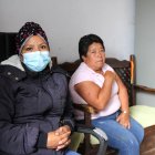 Su madre se pone a llorar, ya no sabe cómo ayudarla.