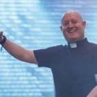 El cura DJ puso a bailar a todos en la Jornada Mundial de la Juventud.