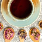 De la planta del té se obtienes más de 6 variedades, pero las infusiones de hierbas y frtutas deshidratdas están en auge.