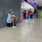 Steven Burbano, quien esperaba a alguien dentro del terminal, prefirió sentarse encima de su maleta.