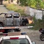 La camioneta incendiada dentro de la zona minera.