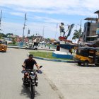 El monumento al pescador da la bienvenida a los turistas en la parte continental, antes de cruzar a la isla.
