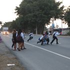 Los menores de edad cruzan incluso esquivando los vehículos, mientras avanzan hacia el parterre central.