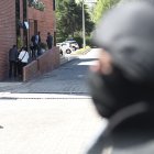 En una funeraria en el norte de Quito son velados los restos de Fernando Villavicencio ante un estricto control y hermetismo.