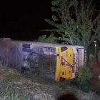 El bus volcado.