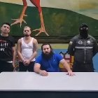 Reos como José Macías, alias Fito (azul), han demostrado que tienen poder en la prisión. Aquí aparece junto a un policía real, en un mensaje al país.