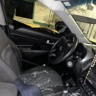Delincuentes rompieron los vidrios del carro de las víctimas y atacaron a otros vehículos.
