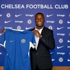 Moisés Caicedo fue oficializado como nuevo jugador del Chelsea.