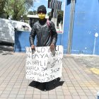 César porta el  cartel con el que ruega lo ayuden para sostener a su familia.