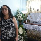 Los familiares de la víctima, entre ellos su hermana, asistieron al velatorio que realizaron para honrar su memoria.